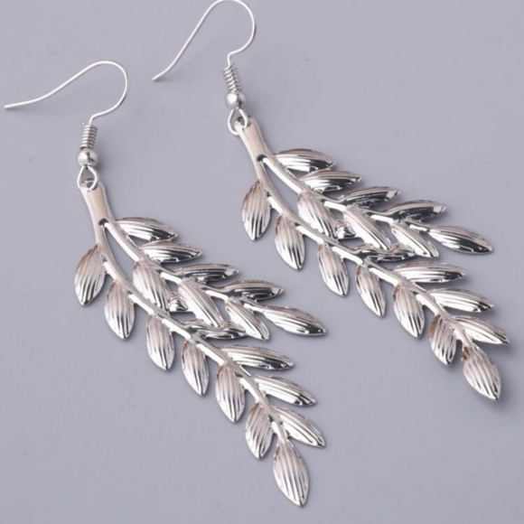 133. ⭐ FINAL PRICE ⭐ Silver Leaf Drop Earrings - Picture 2 of 5
